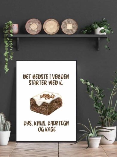 Kageplakat med hvid baggrund og teksten ”det bedste i verden starter med k - kys, knus kærtegn og kage”.