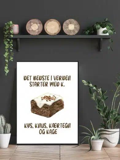 Kageplakat med hvid baggrund og teksten ”det bedste i verden starter med k - kys, knus kærtegn og kage”.