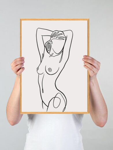 Line art - stregtegnings plakat: Minimalist black line drawing of a woman on a white background, framed in light wood.