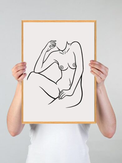 Stregtegnings Plakat: Line art drawing of a nude woman in a wooden frame, held by hands. Minimalist black lines on white.