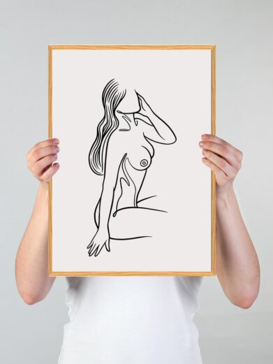 Line art - stregtegnings plakat: Minimalist black line drawing of a woman in a wooden frame, held by hands. On sale.