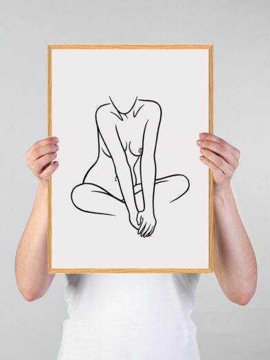 Stregtegnings plakat: Line art of a nude woman sitting cross-legged, minimalist black line on a white background, framed.