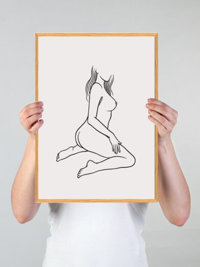 Stregtegnings plakat: Line art print of a nude woman kneeling, minimalist black line on white, held in a wooden frame.