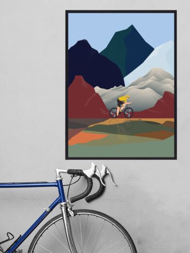 Cykel plakat med en cykelrytter i den gule førertrøje, der kører i bjergene. Tour de France plakaten er en perfekt gaveide, der passer perfekt til alle som elsker at cykel