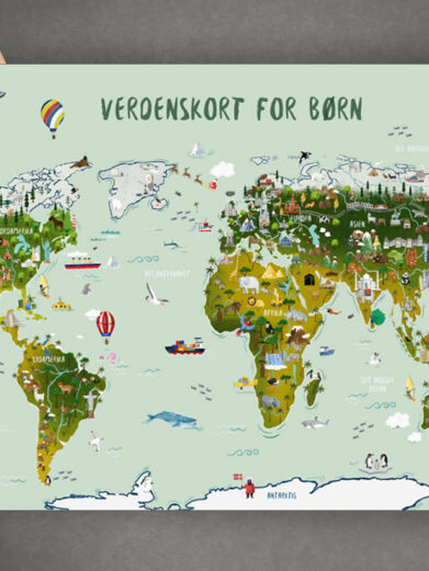 Håndtegnet verdenskort plakat til børn. Denne flotte børneplakat med verdenskortet med lysegrøn baggrund, passer perfekt ind på børneværelset