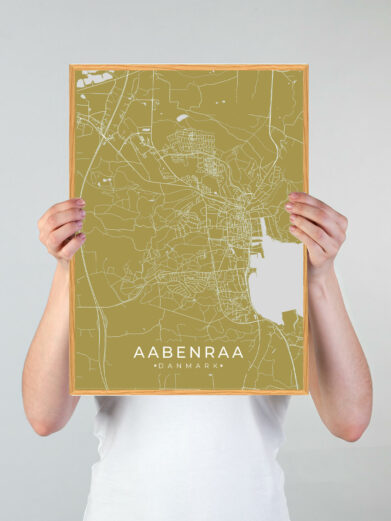 Aabenraa by plakat med gul baggrund. Aabenraa byplakaten viser Aabenraa fra sin smukkeste side