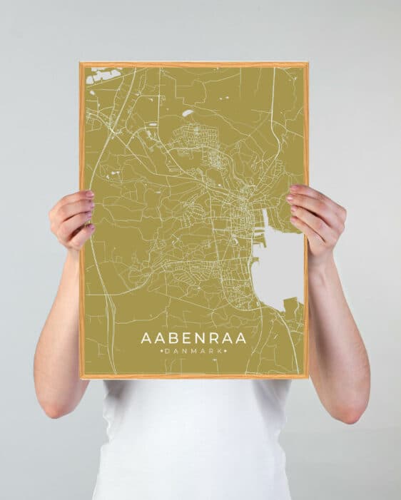 Aabenraa plakat i karrygul. Detaljeret bykort med gader og vand. Perfekt pynt til væggen med et lokalt touch. Se Aabenraa fra et nyt perspektiv!