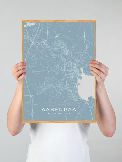 Aabenraa by plakat med lyseblå baggrund. Aabenraa byplakaten viser Aabenraa fra sin smukkeste side