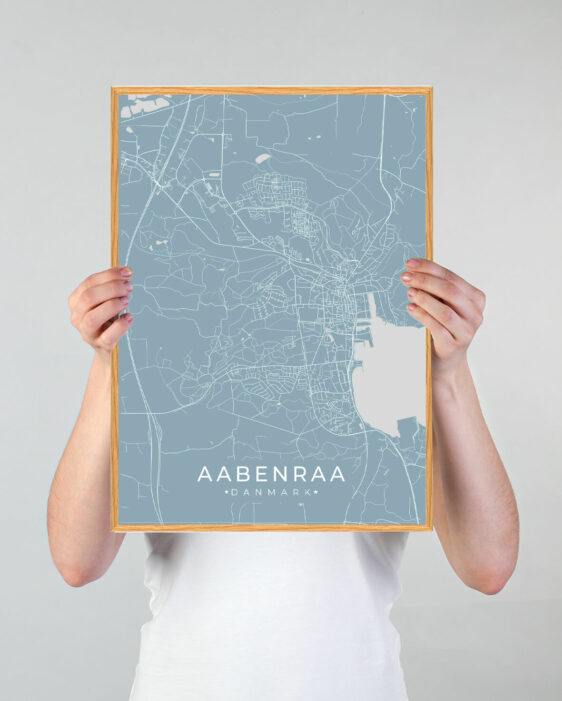 Aabenraa by plakat med lyseblå baggrund. Aabenraa byplakaten viser Aabenraa fra sin smukkeste side