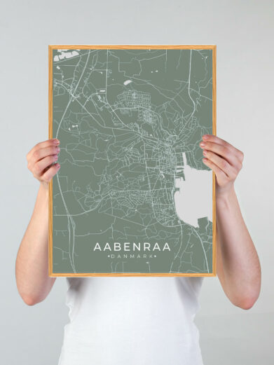 Aabenraa by plakat med grøn baggrund. Aabenraa byplakaten viser Aabenraa fra sin smukkeste side