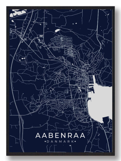 Aabenraa byplakat i stilrent design. Denne Aabenraa byplakat er med mørkeblå baggrund og viser Aabenraa fra sin smukkeste side