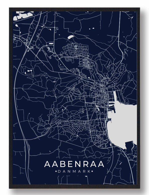 Aabenraa byplakat i stilrent design. Denne Aabenraa byplakat er med mørkeblå baggrund og viser Aabenraa fra sin smukkeste side