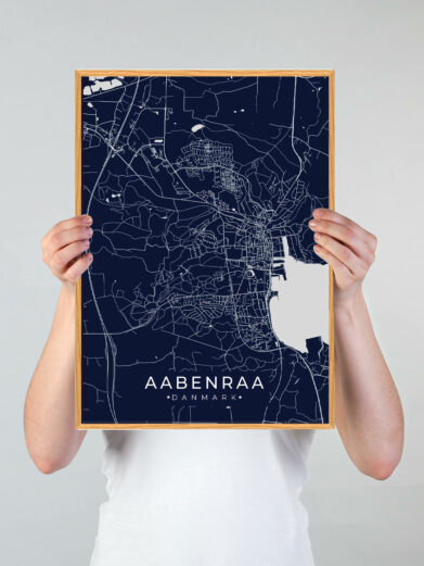 Aabenraa by plakat med mørkeblå baggrund. Aabenraa byplakaten viser Aabenraa fra sin smukkeste side