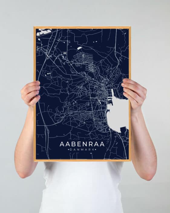Aabenraa plakat i mørkeblå. Minimalistisk bykort stil. Perfekt til stuen eller kontoret. Køb Aabenraa plakater online!