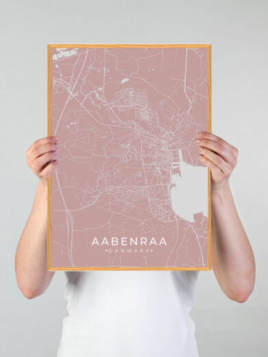 Aabenraa by plakat med lyserød baggrund. Aabenraa byplakaten viser Aabenraa fra sin smukkeste side