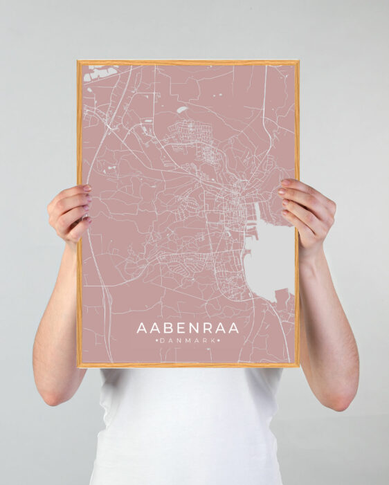 Aabenraa by plakat med lyserød baggrund. Aabenraa byplakaten viser Aabenraa fra sin smukkeste side