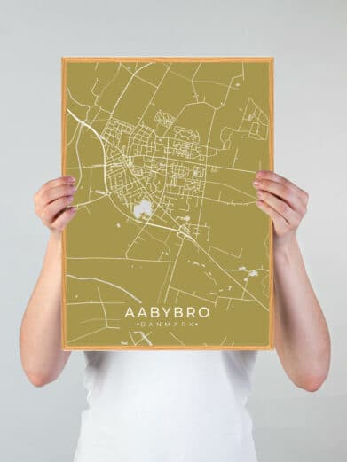 Aabybro plakat i karrygul. Minimalistisk bykort over Nordjylland, Aabybro, med hvide linjer og træramme. Perfekt som moderne vægkunst.