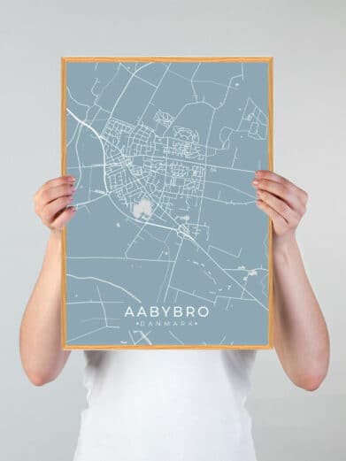 Aabybro plakat i lyseblå. Viser bykort med hvide linjer i træramme. Perfekt til at vise din kærlighed til Aabybro.