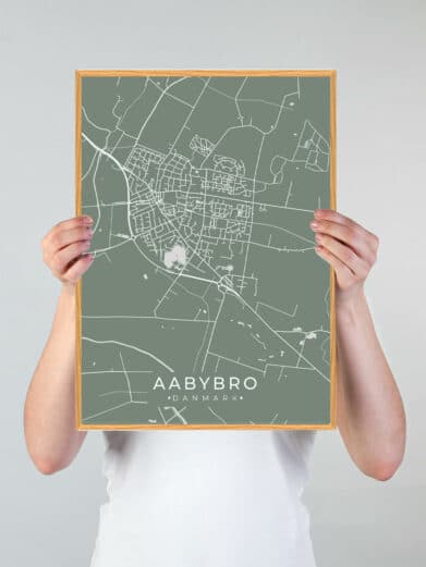 Aabybro plakat i grøn. Bykort af Nordjylland i stilrent design. Perfekt til stuen eller kontoret.