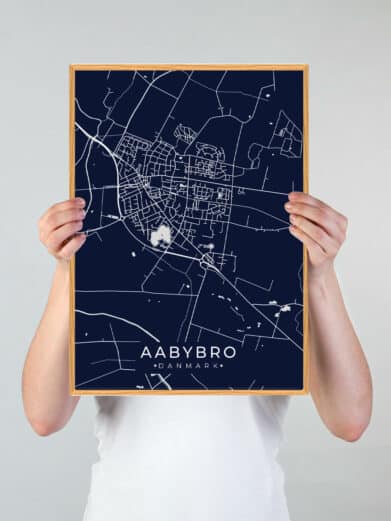Aabybro plakat i mørkeblå med hvide kortdetaljer, indrammet i træ. Viser bykort af Aabybro, Nordjylland. Flot vægkunst!