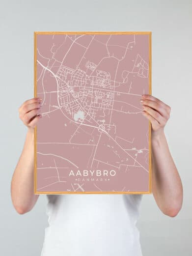 Aabybro plakat i rosa. Viser bykort med hvide linjer, guldramme. Moderne design til dit hjem. Nordjylland, Aabybro kort.