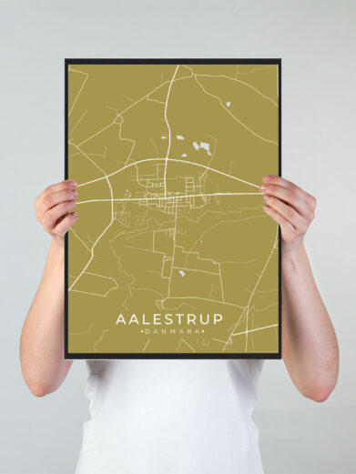 Aalestrup byplakat i stilrent design. Denne Aalestrup byplakat er med gul baggrund og viser Aalestrup fra sin smukkeste side