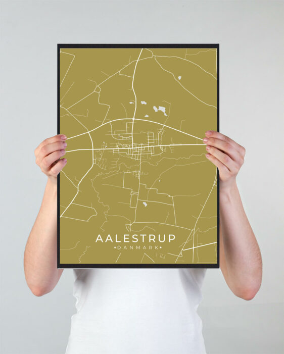 Aalestrup byplakat i stilrent design. Denne Aalestrup byplakat er med gul baggrund og viser Aalestrup fra sin smukkeste side