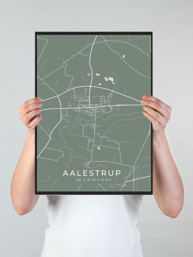 Aalestrup byplakat i stilrent design. Denne Aalestrup byplakat er med grøn baggrund og viser Aalestrup fra sin smukkeste side