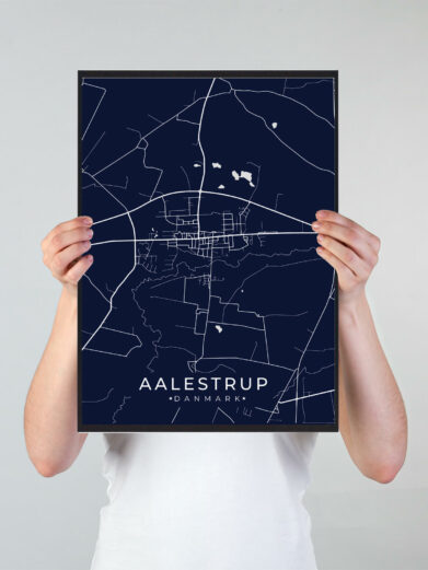 Aalestrup byplakat i stilrent design. Denne Aalestrup byplakat er med mørkeblå baggrund og viser Aalestrup fra sin smukkeste side