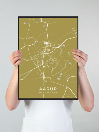 Aarup byplakat i stilrent design. Denne Aarup byplakat er med gul baggrund og viser Aarup fra sin smukkeste side