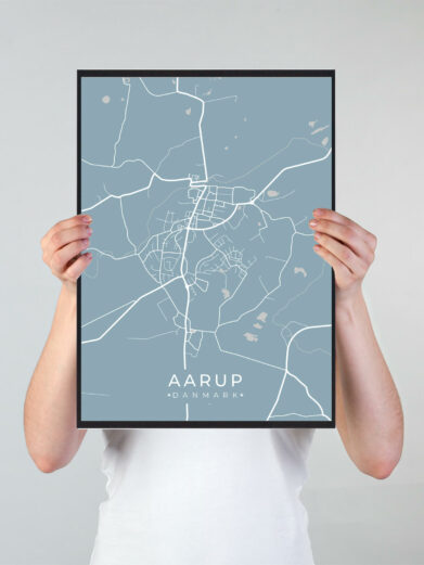 Aarup byplakat i stilrent design. Denne Aarup byplakat er med lyseblå baggrund og viser Aarup fra sin smukkeste side