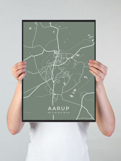 Aarup byplakat i stilrent design. Denne Aarup byplakat er med grøn baggrund og viser Aarup fra sin smukkeste side