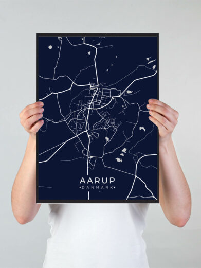 Aarup byplakat i stilrent design. Denne Aarup byplakat er med mørkeblå baggrund og viser Aarup fra sin smukkeste side
