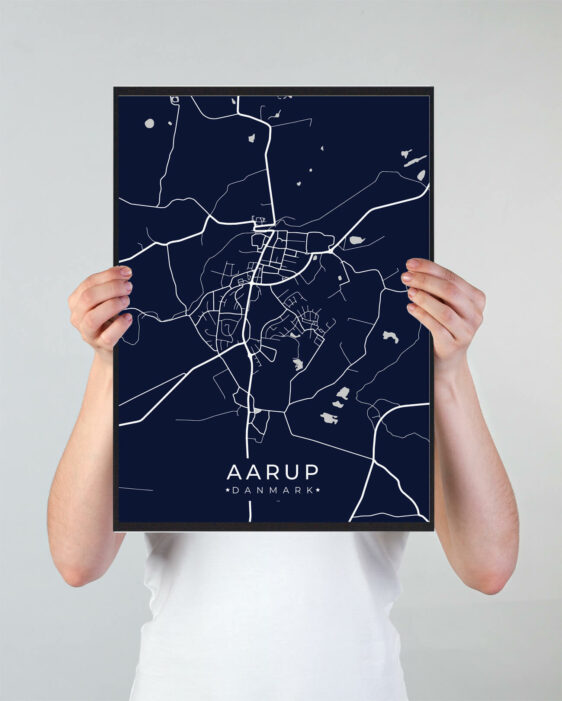 Aarup byplakat i stilrent design. Denne Aarup byplakat er med mørkeblå baggrund og viser Aarup fra sin smukkeste side