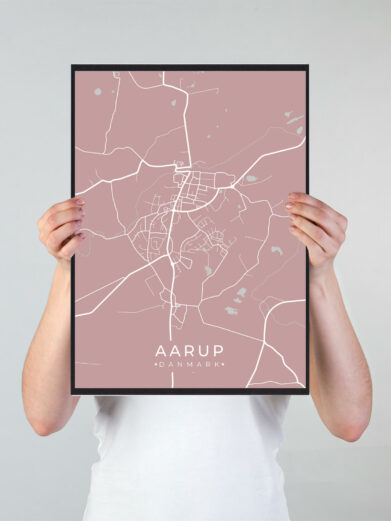 Aarup byplakat i stilrent design. Denne Aarup byplakat er med rosa baggrund og viser Aarup fra sin smukkeste side
