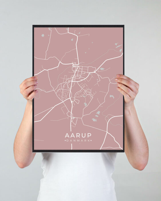 Aarup byplakat i stilrent design. Denne Aarup byplakat er med rosa baggrund og viser Aarup fra sin smukkeste side