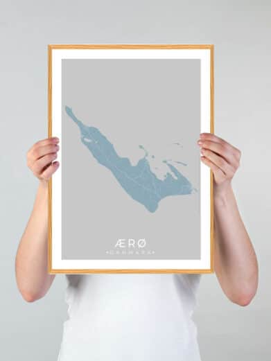 Ærø plakat i lyseblå og grå. Viser kort over Ærø, Danmark. Enkel, stilfuld byplakat. Perfekt til stuen eller kontoret.