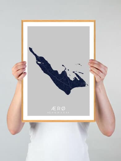 Grøn Ærø plakat. Minimalistisk design med mørkeblåt kort af Ærø på grå baggrund i træramme. Moderne og stilfuld vægkunst.