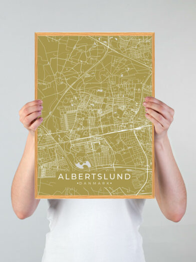 Albertslund by plakat med gul baggrund. Albertslund byplakaten viser Albertslund fra sin smukkeste side