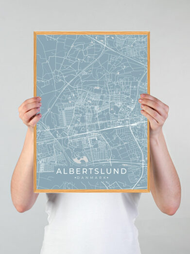 Albertslund by plakat med lyseblå baggrund. Albertslund byplakaten viser Albertslund fra sin smukkeste side