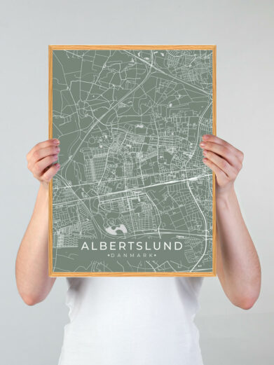 Albertslund by plakat med grøn baggrund. Albertslund byplakaten viser Albertslund fra sin smukkeste side