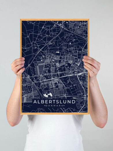 Albertslund by plakat med mørkeblå baggrund. Albertslund byplakaten viser Albertslund fra sin smukkeste side