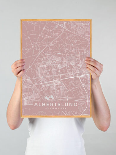 Albertslund by plakat med rosa baggrund. Albertslund byplakaten viser Albertslund fra sin smukkeste side