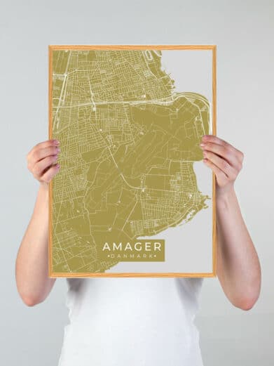 Amager byplakat i karrygul. Detaljeret kort over Amager, indrammet i træ. Perfekt til at vise din kærlighed til Amager!