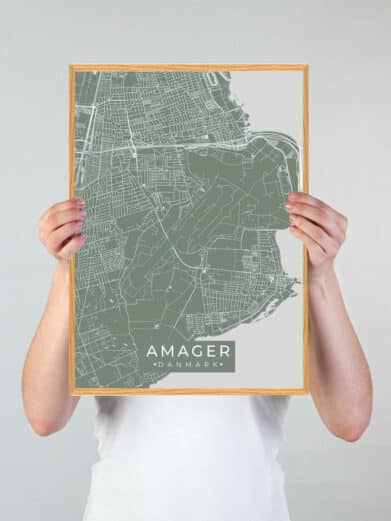 Grøn Amager byplakat med kort over Amager, Danmark, i træramme. Moderne design, perfekt til stuen. Detaljeret kort.
