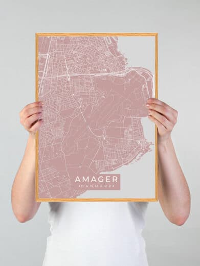 Amager byplakat i rosa: Detaljeret kort over Amager, Danmark, med gader og veje i en moderne, stilfuld præsentation. Perfekt til din væg.