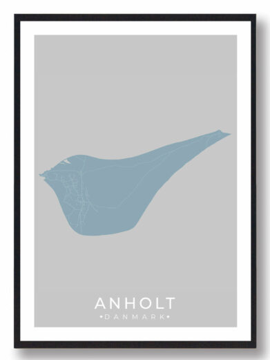 Anholt plakat - grøn by. Lyseblå ø kort på grå baggrund, indrammet i sort. Minimalistisk stil, perfekt til vægdekoration.