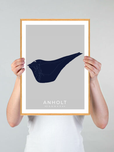 Anholt plakat: Mørkeblå bykort på grå baggrund i træramme. Minimalistisk design af øen Anholt, Danmark. Perfekt til boligindretning.