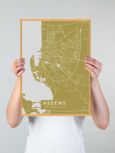 Assens plakat i karrygul: Detaljeret bykort over Assens, Fyn. Moderne design med gader og vandveje. Nu på tilbud!