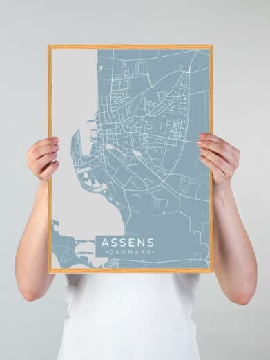 Assens plakat i grøn by tema. Viser bykort med gader og vandveje. Moderne design, ideelt for Fyn elskere. Til salg!